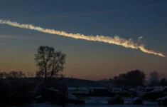 Obrovský meteor explodoval například v únoru 2013 nad Uralem. Ohnivá koule explodovala nad Čeljabinskem, zranila stovky lidí a způsobila rozsáhlé škody. 