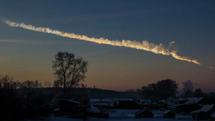Obrovský meteor explodoval například v únoru 2013 nad Uralem. Ohnivá koule explodovala nad Čeljabinskem, zranila stovky lidí a způsobila rozsáhlé škody. 