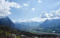 Lichtenštejnsko se nachází přímo mezi Švýcarskem a Rakouskem. Zhruba 160 kilometrů  čtverečních země, díky kterým je šestou nejmenší na světě, na jedné straně ohraničuje řeka Rýn a na druhé rakouské Alpy.
