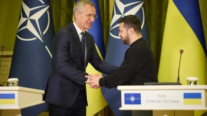 Generální tajemník NATO Jens Stoltenberg při setkání s ukrajinským prezidentem Volodymyrem Zelenským v Kyjevě (2023).