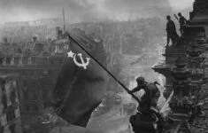 Legendární fotografie vztyčení rudého praporu na Reichstagu.