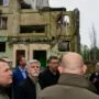 Český prezident Petr Pavel na místě raketového útoku v Dnipru, který zabil na 50 civilistů včetně dětí. 