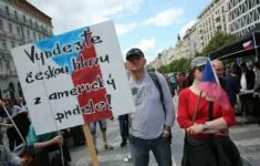 Proruští demonstranti na Václavském náměstí.
