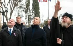 Vladimir Putin s gubernátorem Sevastopolu Michailem Razvozžajevem a metropolitou Pskovským a Porchovským Tichonem na Krymu.