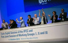 Spolupředsedové pracovní skupiny IPCC oslavují přijetí zvláštní zprávy o globálním oteplování o 1,5 °C pro tvůrce politik, říjen 2018.