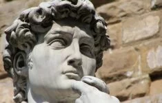 Hlava renesanční sochy Michelangelova Davida ve Florencii, klíčového díla západního umění.