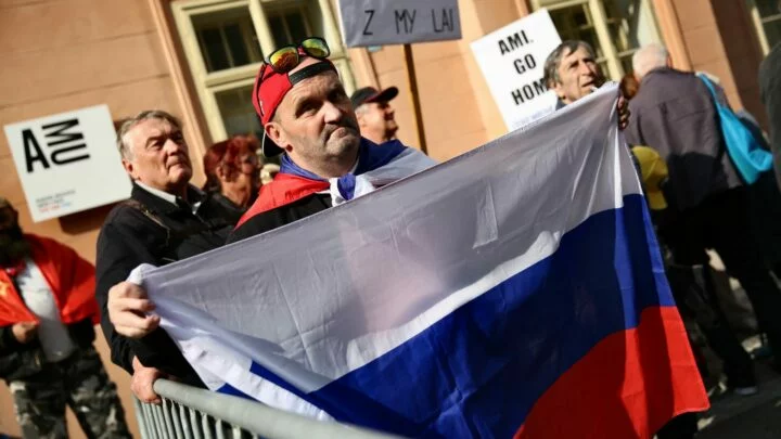 V Praze demonstrovaly nižší desítky lidí proti podpisu smlouvy o obranné spolupráci se Spojenými státy americkými.