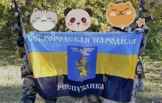 Proukrajinští vojáci držící vlajku "Bělgorodské lidové republiky"