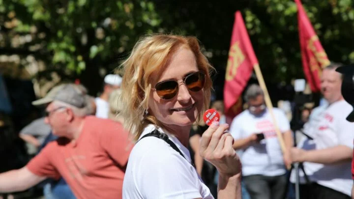Před sněmovnou demonstrovali komunisté proti smlouvě s USA. Například předsedkyně KSČM Kateřina Konečná.