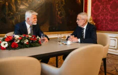 Prezident Petr Pavel při jednání se svým rakouským protějškem Alexanderem Van der Bellenem.