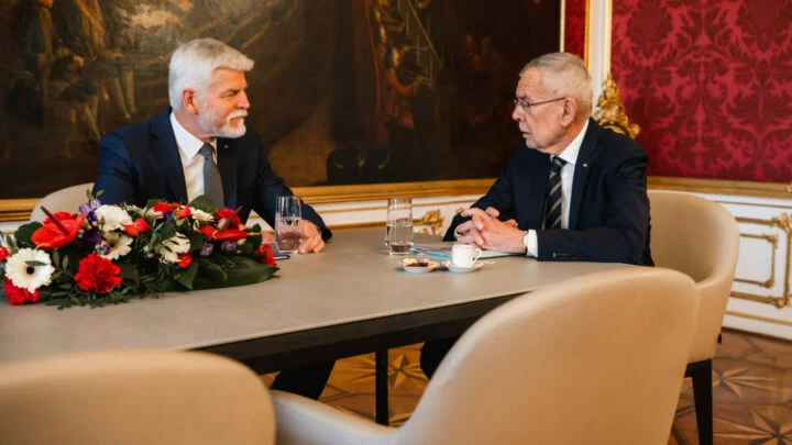 Prezident Petr Pavel při jednání se svým rakouským protějškem Alexanderem Van der Bellenem.