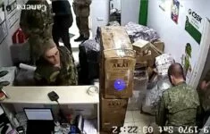 Snímek z bezpečnostní kamery, která v únoru 2022 zachytila skupinu ruských vojáků rabujících ukrajinský obchod. Ilustrační foto