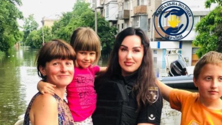 Mámu s dětmi uvěznila voda na střeše. Nakonec ji zachránili Ukrajinci.