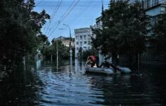 Takto zaplavila voda ulice v Chersonu poté, co Rusové odpálili přehradu Nová Kachovka.