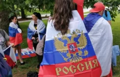Před ruskou ambasádou v Praze se 10. června 2023 sešla skupinka proruských aktivistů.