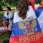 Před ruskou ambasádou v Praze se 10. června 2023 sešla skupinka proruských aktivistů.