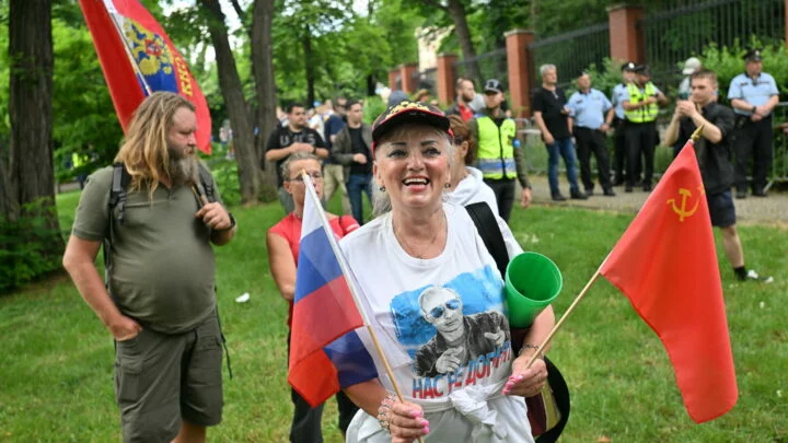 Před ruským velvyslanectvím v Praze se občas konají i  proruské demonstrace (2023).
