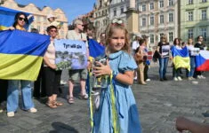 Malá nevinná ukrajinská holčička je jako symbolická protiváha ke stařeckému zlu Vladimira Putina.