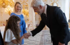 Prezident Petr Pavel se na Pražském hradě setkal s ukrajinskou školačkou, kterou šikanovali na školním výletě její spolužáci.