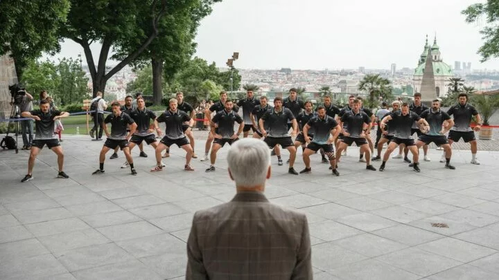 Tradiční maorský bojový tanec haka předvedl v Jižních zahradách Pražského hradu prezidentu Petru Pavlovi tým New Zealand Ambassador's, který ve středu sehraje duel s českým týmem.