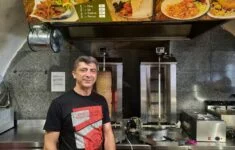 Syrský Kurd Bahjat Sido ve své restauraci Efrin v Kadani na českém severozápadě.