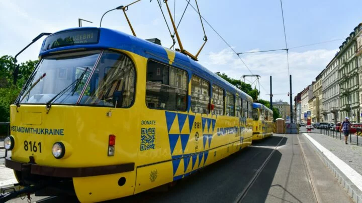 Pražské ulice zdobí tramvaj v národních barvách Ukrajiny.
