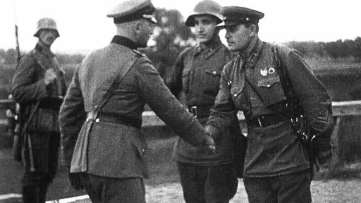 Německý a sovětský důstojník si na konci invaze do Polska podávají ruce.