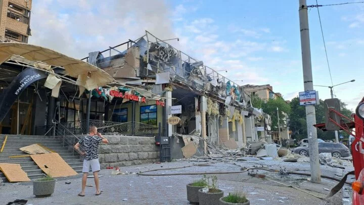 Restaurace Ria, která byla prakticky kompletně zničena a ještě několik hodin po zásahu v ní hořelo.
