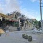 Restaurace Ria, která byla prakticky kompletně zničena a ještě několik hodin po zásahu v ní hořelo.