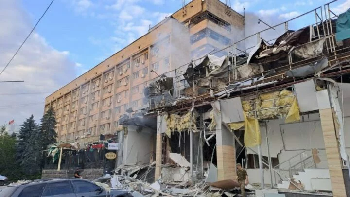Následky ruského bombardování restaurace v Kramatorsku (ilustrační foto).