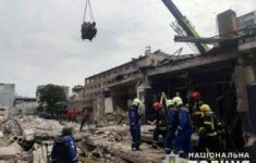 Záchranné práce po ruském bombardování restaurace v Kramatorsku.