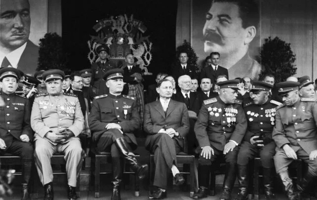 Osvobozená Praha přivítala na Staroměstském náměstí slavné vojevůdce sovětských vojsk maršály SSSS Koněva,  Rybalka a armádního generála Jeremenka.