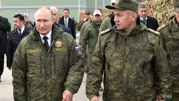 Ruský prezident Vladimir Putin a jeho ministr obrany Sergej Šojgu