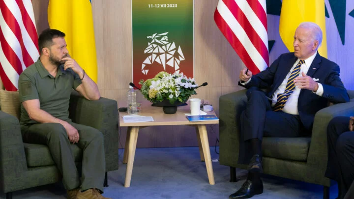 Prezidenti Biden a Zelenskyj během jednání na summitu NATO ve Vilniusu