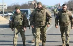 Generálové Syrskyj (vlevo) a Zalužnyj (uprostřed) při obraně Kyjeva v roce 2022.
