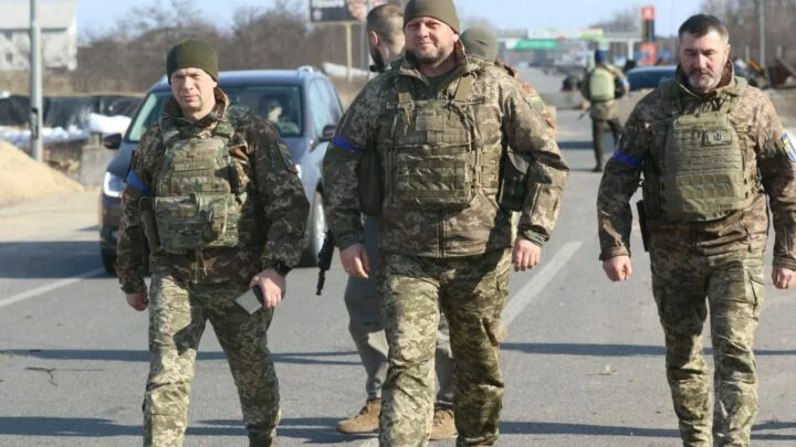 Generálové Syrskyj (vlevo) a Zalužnyj (uprostřed) při obraně Kyjeva v roce 2022.