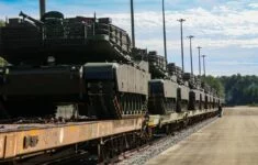 Na železniční vagon naložené americké tanky Abrams. Ilustrační foto