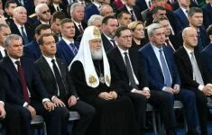 Kirill s Volodinem, Medveděvem, Lavrovem, Šojgu a dalšími významnými představiteli Putinova režimu během Putinova prezidentského projevu ve Federálním shromáždění 21. února 2023.