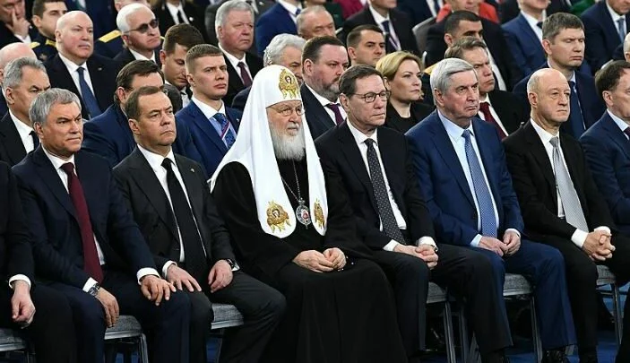 Kirill s Volodinem, Medveděvem, Lavrovem, Šojgu a dalšími významnými představiteli Putinova režimu během Putinova prezidentského projevu ve Federálním shromáždění 21. února 2023.