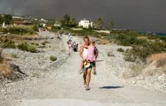 Lidé utíkají před požáry na řeckém ostrově Rhodos.