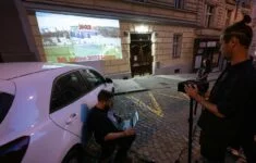 Aktivisté v pondělí večer na pražském Žižkově promítali film o válečných zločinech na Ukrajině na dům rodiny ruského zbrojaře Borise Obnosova, 