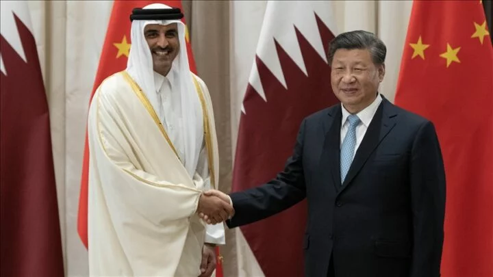 Katarský emír Tamím bin Hamad Ál Thání a generální tajemník čínských komunistů Si Ťin-pching při setkání v Dauhá (2022)