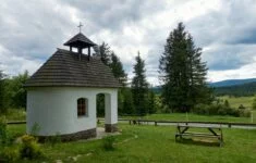 Kaplička Nejsvětější Trojice na místě zaniklé obce Zhůří na Šumavě