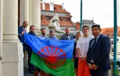 Ke dni romského holokaustu byla na pražském magistrátu vyvěšena romská vlajka