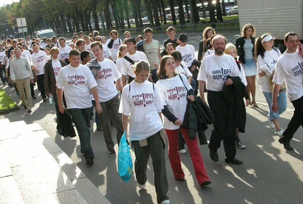Protest Rusů v Lotyšsku proti omezování ruštiny na lotyšských školách organizovaný Ústředím pro ochranu ruských škol v roce 2004