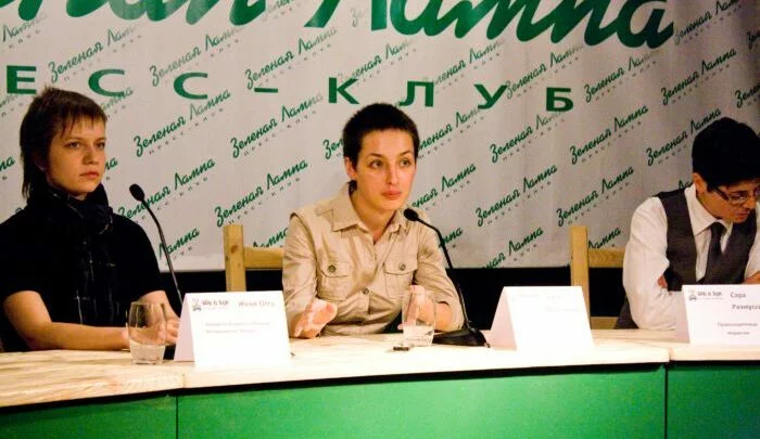 Jelena Kosťučenkov (uprostřed) na filmovém festivalu „Side by Side“