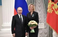 Maria Zacharovová s Vladimirem Putinem v roce 2017.