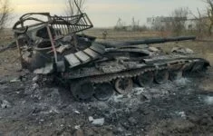 Zničený ruský tank T-72 se jako exponát "povznášející morálku obyvatelstva" na výstavě určitě neobjeví.