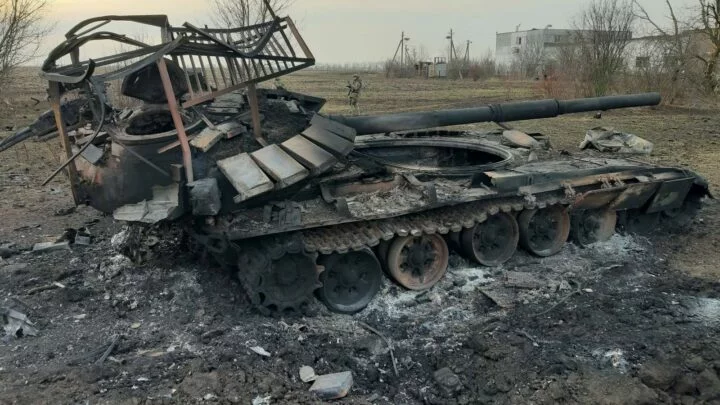 Zničený ruský tank T-72 se jako exponát "povznášející morálku obyvatelstva" na výstavě určitě neobjeví.