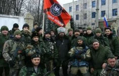 Členové praporu Přízrak. Zadržený kolaborant stojí vpravo pod ruskou vlajkou.